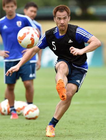 　パレスチナ戦に向け、練習する岡崎（共同）