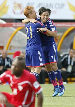 　日本－パレスチナ　前半、先制ゴールを決め、酒井高と抱き合って喜ぶ遠藤（右）＝ニューカッスル（共同）