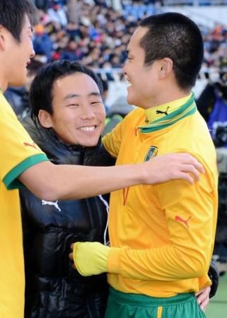 決勝ゴールを決めた森山（右）と抱き合う星稜の木原監督代行