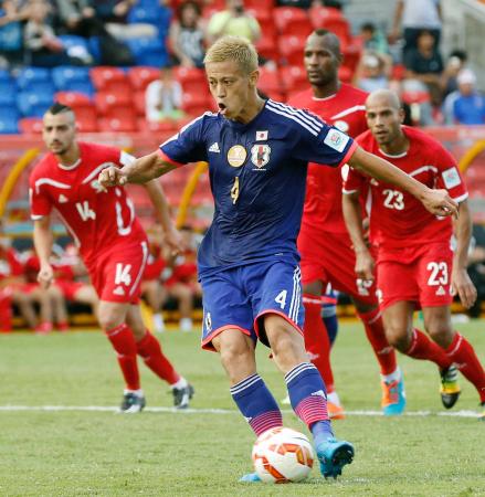 　前半、ＰＫで３点目のゴールを決める本田（共同）