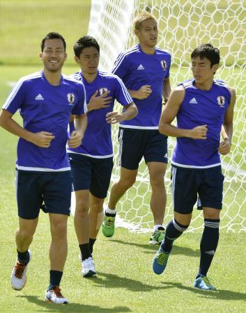 　パレスチナ戦から一夜明け、ランニングで調整する（左から）吉田、香川、本田、長谷部＝ニューカッスル（共同）