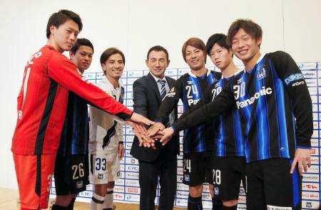 　胸の星が３つ増えた新ユニホームを着た新加入の（左から）林、妹尾、小椋、長谷川監督、赤嶺、嫁阪、平尾