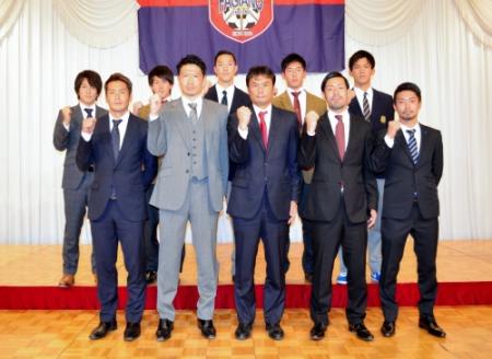 加地（前列左端）、岩政（前列左から２人目）らＪ２岡山に新加入した９選手と長沢新監督（前列中央）
