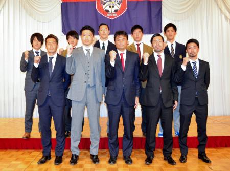 　岡山に新加入した加地（前列左端）、岩政（前列左から２人目）ら９選手と長沢新監督（前列中央）