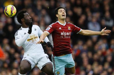 　ＦＷボニ（左）（ＡＰ＝共同）