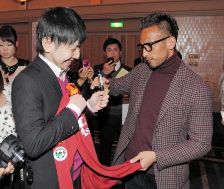 　参加者にサインをする中田英寿氏