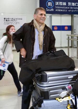 　Ｊ２のＣ大阪を新たに指揮するため、来日したアウトゥオリ監督＝１７日、関西空港