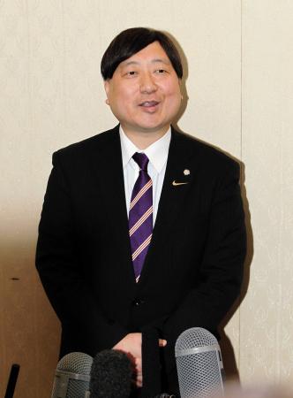 　広島市長選に出馬表明し、記者会見する小谷野社長