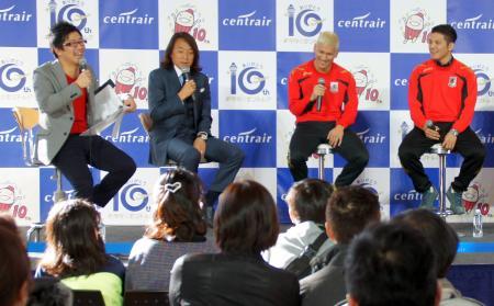 　トークイベントで、フットサルの魅力をアピールする元日本代表北沢豪さん（左から２人目）ら＝１８日午後、中部空港