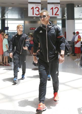 　ＵＡＥ戦に向け、シドニーに到着した本田（手前）ら＝２１日（共同）