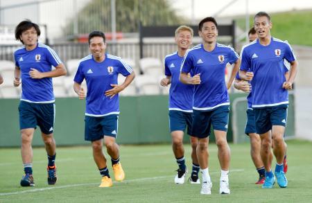 　ＵＡＥとの準々決勝に向け、リラックスした表情で調整する（左から）遠藤、長友、乾、香川、本田（共同）