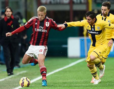 　パルマ戦の前半、競り合うＡＣミランの本田（左）＝共同