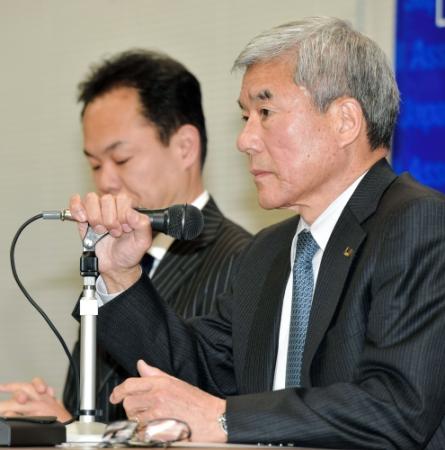 アギーレ監督との契約解除を発表する日本サッカー協会の大仁邦弥会長（右）と三好豊法務委員長＝東京都文京区のＪＦＡハウス（撮影・吉澤敬太）