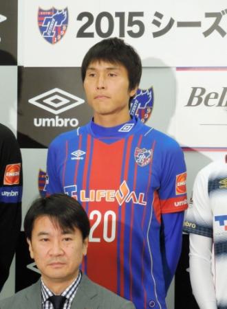 ＦＣ東京に加入したＦＷ前田遼一（奥）