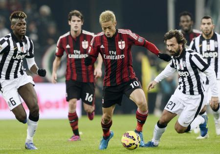 　ユベントス戦の前半、攻め込むＡＣミランの本田（中央）＝トリノ（共同）