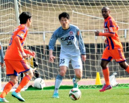 堅固な守備で無失点に貢献した岩政（中央）