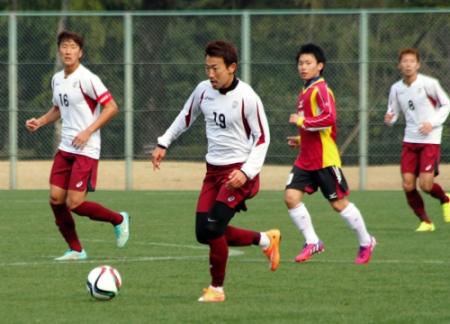 　敵陣に切り込む神戸の渡辺（１９）