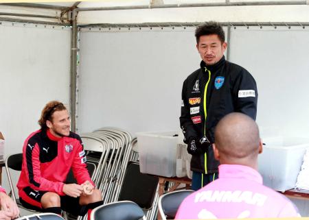 　談笑する三浦（右）とフォルラン