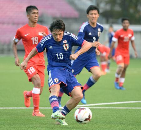 　日本-シンガポール　前半、２点目のゴールを決める中島（１０）＝シンガポール（共同）