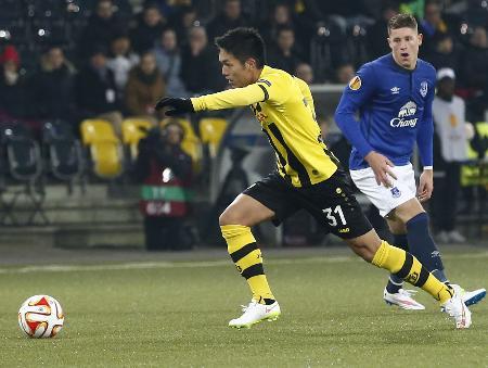 　エバートン戦の後半、攻め込むヤングボーイズの久保（左）＝ベルン（共同）