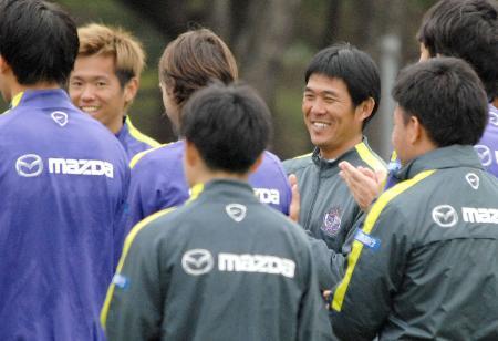 　笑顔で２次キャンプを打ち上げるＪ１広島の森保監督（右から３人目）ら＝２３日、宮崎市
