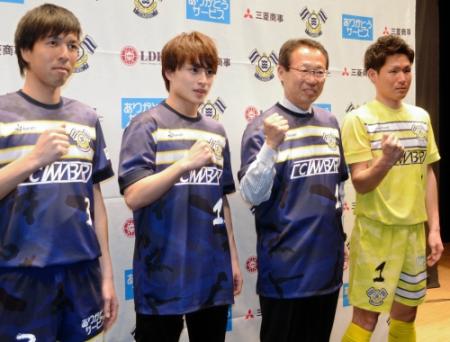 新体制発表会で抱負を語ったＦＣ今治・岡田オーナー（右から２人目と）とゲストで登場したＥＸＩＬＥ・白濱亜嵐（右から３人目）