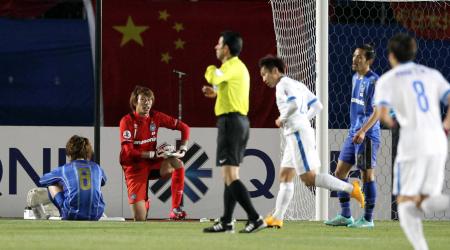 　前半、先制を許し肩を落とすＧＫ東口（左から２人目）らＧ大阪イレブン