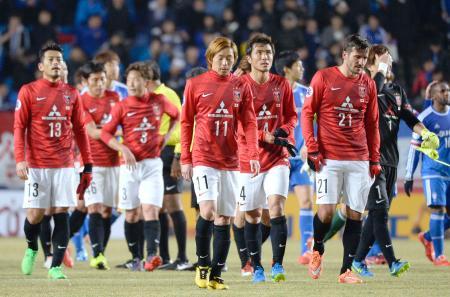 　水原に逆転負けし、肩を落とす浦和イレブン＝水原（共同）