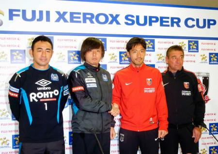 　健闘を誓う（左から）Ｇ大阪・長谷川監督、遠藤、浦和・阿部、ペトロビッチ監督