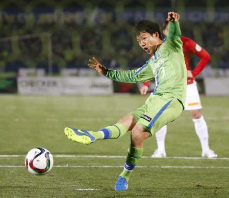 　湘南－浦和　前半、先制のＰＫを決める湘南・遠藤＝ＢＭＷスタジアム