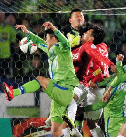 　前半、興梠（中央右）がＧＫ・秋元（奥）にパンチされながらも、同点ゴールを決める（撮影・吉澤敬太）