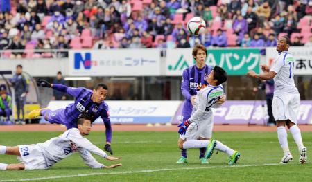 　後半、ヘディングでゴールを決めるドウグラス（左上）