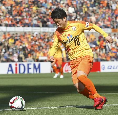 　清水-鹿島　後半、ドリブルで攻め込む清水・大前＝アイスタ