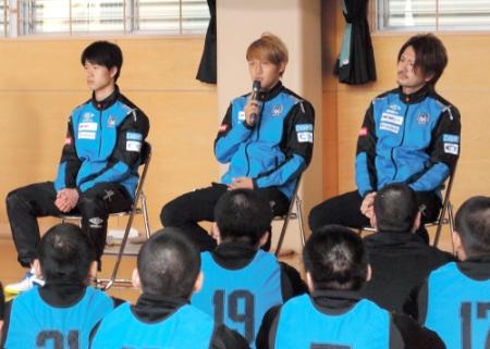 　少年院を訪問し、院生の質問に答える宇佐美（中）