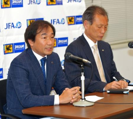 ハリルホジッチ新監督について会見する霜田正浩技術委員長、原博実専務理事（右）＝東京・ＪＦＡハウス（撮影・堀内翔）