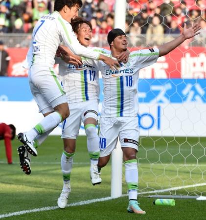 　試合終了間際、決勝ゴールを決め喜ぶ湘南・アリソン（右）＝カシマ