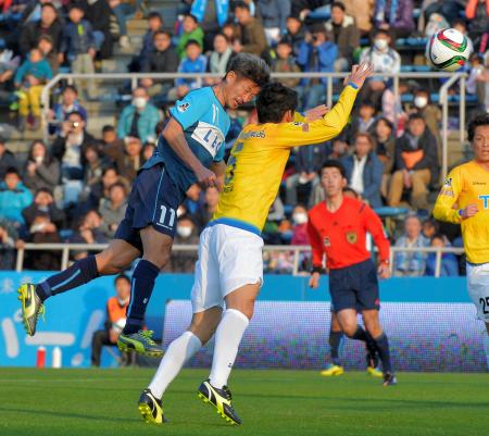 　前半、ヘディングシュートを放つ横浜ＦＣ・三浦（左）