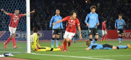 川崎-名古屋　前半、同点ゴールを決め喜ぶ永井