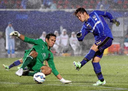 　前半、先制点を決めるＧ大阪・阿部（右）＝撮影・横田信哉