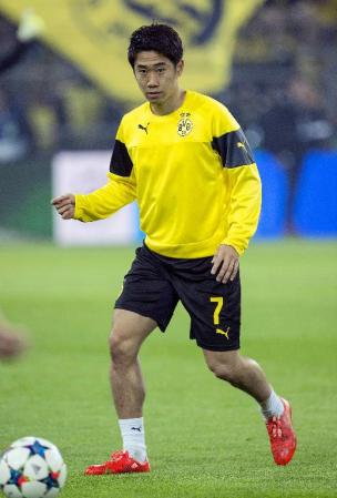 　ユベントス戦で出番のなかったドルトムントの香川。ハーフタイムにウオーミングアップ（共同）