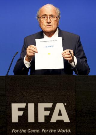 　国際サッカー連盟（ＦＩＦＡ）のブラッター会長は２０１９年女子Ｗ杯の開催地がフランスに決まったと発表＝１９日（ロイター＝共同）