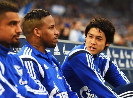 　レーバークーゼン戦でベンチ入りしたが出場機会がなかった内田篤人（右、ゲッティ＝共同）