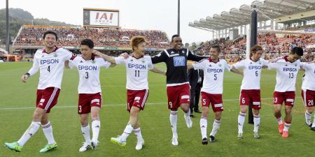 　清水を破り、大喜びの飯田（左端）ら松本イレブン＝アイスタ