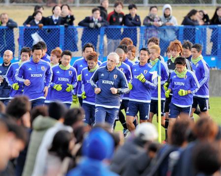 　ファンの熱い視線の中、イレブンの先頭に立ち、ランニングするハリルホジッチ監督（中央）ら日本代表イレブン
