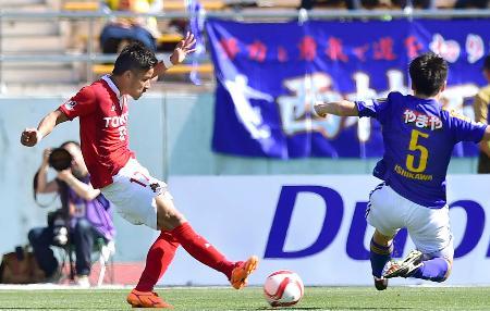 　名古屋-仙台　前半、先制ゴールを決める名古屋・松田（左）＝瑞穂競技場