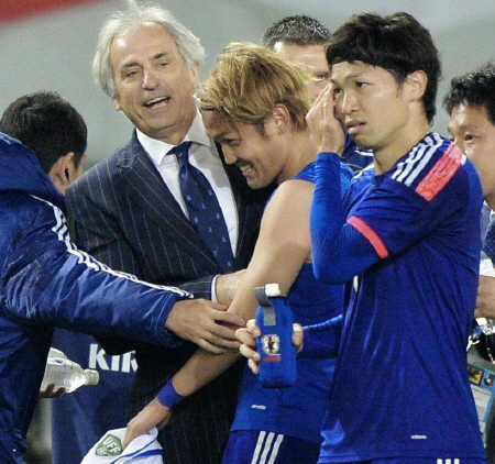 試合後、初ゴールの宇佐美貴史（中）を抱きしめ、笑顔を見せる日本・バヒド・ハリルホジッチ監督（左から２人目）＝東京スタジアム（撮影・西岡正）