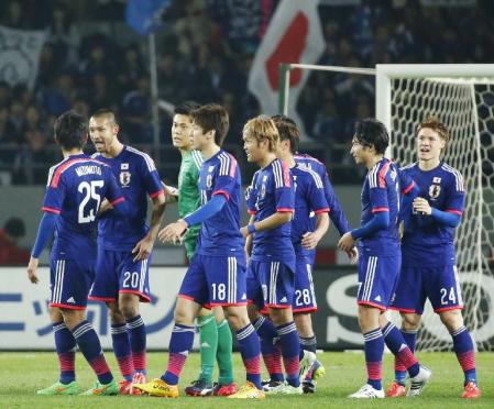 　ウズベキスタンに５－１で大勝し、喜ぶ日本イレブン＝31日、東京都調布市の味の素スタジアム