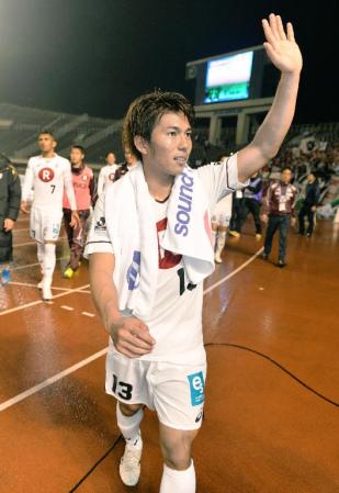 　リーグ戦初勝利し、サポーターの声援に応える決勝ゴールを決めた神戸・小川