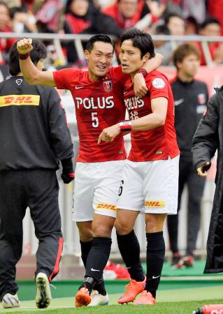 　後半、決勝ゴールを決め、槙野（左）の祝福を受ける浦和・森脇