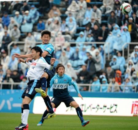 前半、ヘディングで先制ゴールを決める横浜ＦＣ・三浦知良＝ニッパツ三ツ沢球技場（撮影・開出　牧）